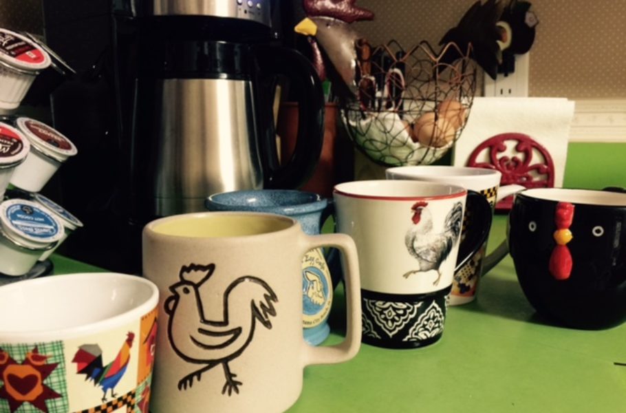 When visitors come, there are always chicken mugs.